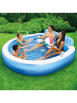 Family Lounge Pool